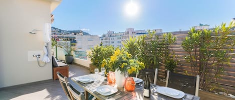 Grande terrazza al porto di Nizza