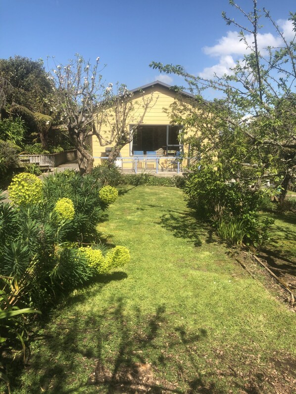 Kereru cottage set amongst large home orchard and gardens, a peaceful oasis!