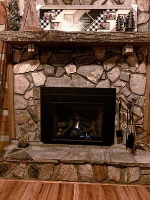 Gas powered fireplace (no worry about messy ashes and finding wood).