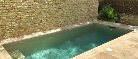 Piscine avec fontaine. Profondeur 1m40