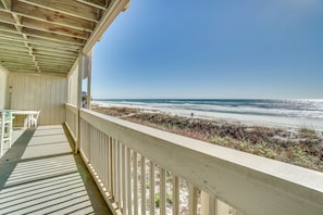 Huge Balcony. Never crowded. EVER.