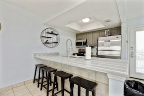 Breakfast bar and well-equipped kitchen
