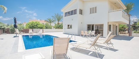 Protaras Holiday Villa DV16, Modern 4BDR Villa, Close to Beaches and Amenities