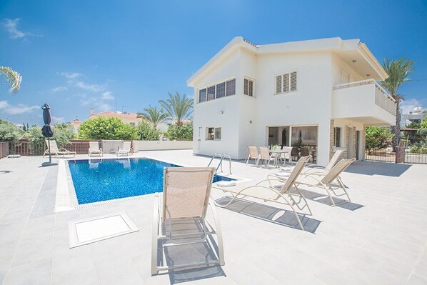 Protaras Holiday Villa DV16, Modern 4BDR Villa, Close to Beaches and Amenities