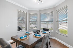 Dining room w/ seating for 6