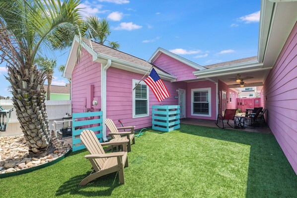 Spacious patio yard area with lots of room for activities