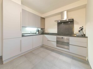 Cabinetry, Comptoir, Meubles, Bâtiment, Appareil De Cuisine, Cuisinière, Électroménager, Cuisine, Bois, Design Intérieur