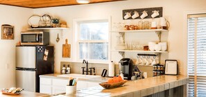 Kitchen and eating bar. 