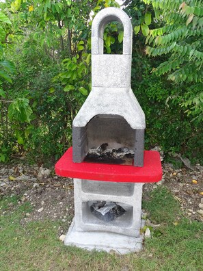 Le barbecue en béton pour profiter de belles grillades de poulet ou langoustes.