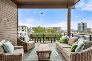 From the rooftop deck the Nashville skyline is a stones throw away - gorgeous night time views and day too