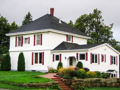 Linden Homestead: King Bed Cottage on Century Farm Property