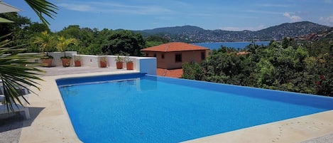 Infinity Pool overlooking Playa La Ropa