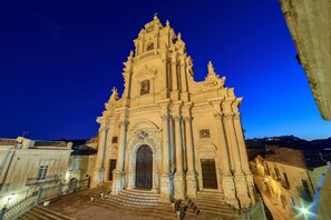 Area that directly surrounds the property. Duomo church