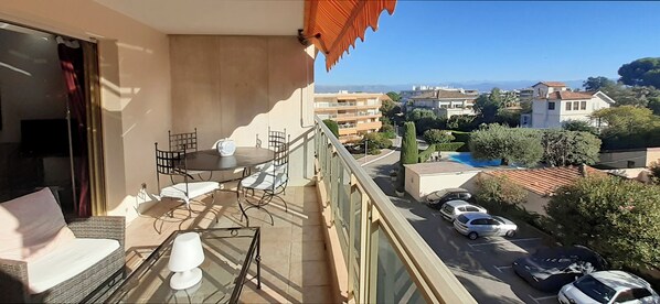 Terrasse côté est vue sur la piscine