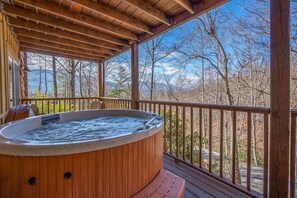 Happy Trails - Covered Deck w/HotTub