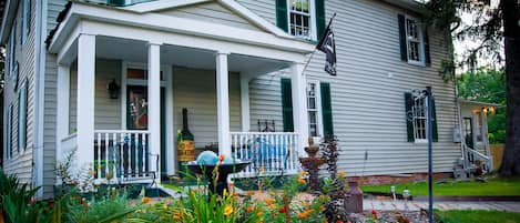 Main entrance to Vaiden Inn