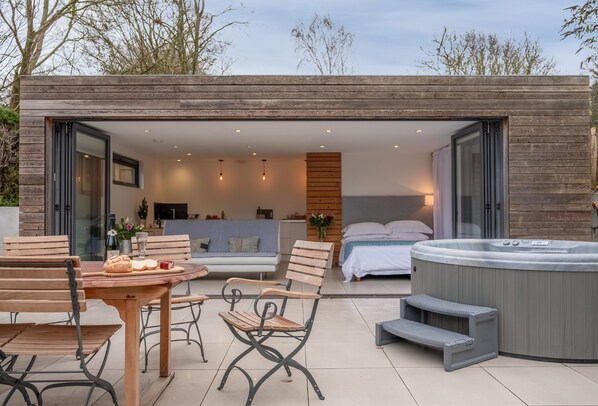 The Garden Room is a stunning detached studio situated in the quiet East Sussex village of Westmeston