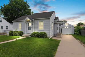 This is the adorable house you would be staying in! You'll love the neighborhood