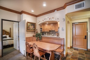 Kitchen & Breakfast Nook