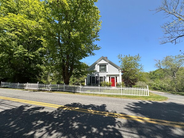 Unique Antique near many Beaches! 