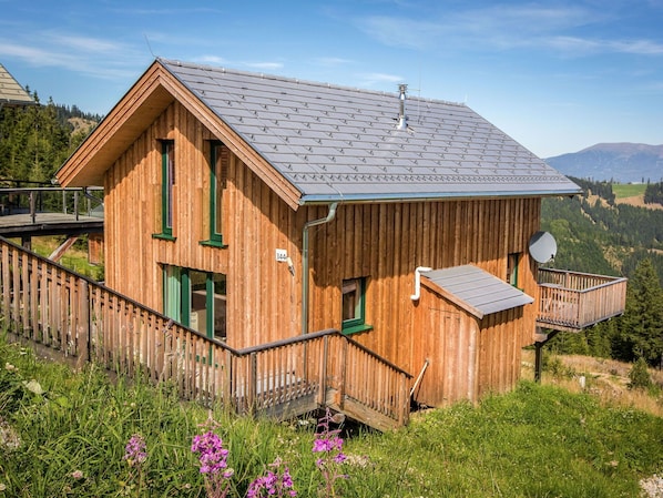 Blume, Pflanze, Wolke, Himmel, Eigentum, Fenster, Gebäude, Holz, Haus, Natürliche Landschaft