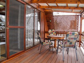 Eigentum, Möbel, Tabelle, Gebäude, Holz, Veranda, Stuhl, Interior Design, Beleuchtung, Schatten