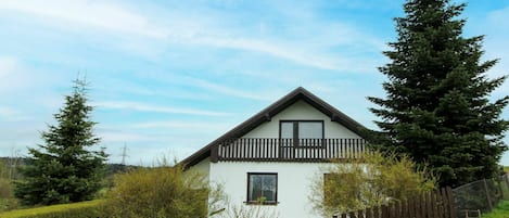 Wolke, Himmel, Pflanze, Gebäude, Daytime, Eigentum, Fenster, Baum, Natürliche Landschaft, Haus