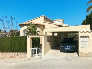 Sky, Plant, Building, Property, Car, House, Vehicle, Shade, Tree, Land Lot