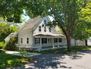 Lovely antique close to town center and pier