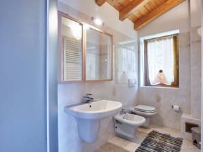 Mirror, Tap, Sink, Plumbing Fixture, Bathroom Sink, Property, Bathroom, Purple, Interior Design, Building