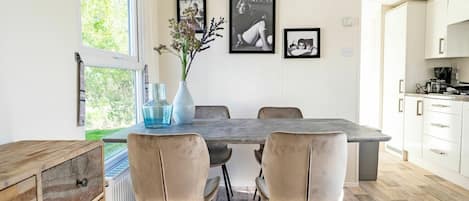 Möbel, Cabinetry, Tabelle, Eigentum, Stuhl, Azurblau, Holz, Interior Design, Bilderrahmen, Beleuchtung