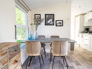 Möbel, Cabinetry, Eigentum, Tabelle, Azurblau, Stuhl, Holz, Interior Design, Beleuchtung