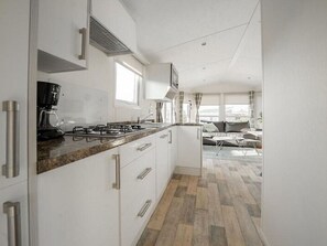 Zapfhahn, Cabinetry, Countertop, Gebäude, Sinken, Herd, Schublade, Holz, Küche, Fussboden