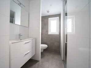 Mirror, Property, Sink, Building, Plumbing Fixture, Bathroom Cabinet, Cabinetry, Bathroom, Tap
