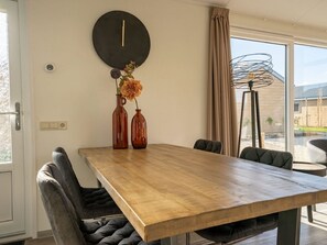 Tabelle, Eigentum, Möbel, Fenster, Gebäude, Stuhl, Holz, Interior Design, Pflanze, Küche & Esszimmer Tisch