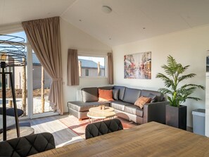 Tabelle, Eigentum, Pflanze, Couch, Zimmerpflanze, Holz, Komfort, Interior Design, Beleuchtung, Wohnzimmer