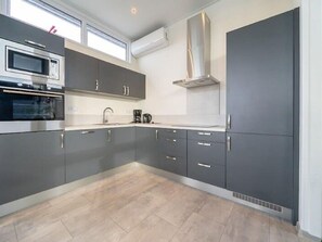 Countertop, Cabinetry, Möbel, Zapfhahn, Gebäude, Küche, Herd, Schublade, Holz, Sinken