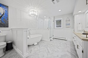 Huge Renovated Master Bath with High end finishes, soaker tub and double vanity