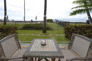 Outdoor seating on private lanai