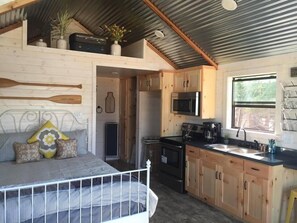 Emma Villa with Full Kitchen &amp; Queen Bed.