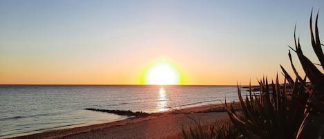 La plage à pied soleil couchant.