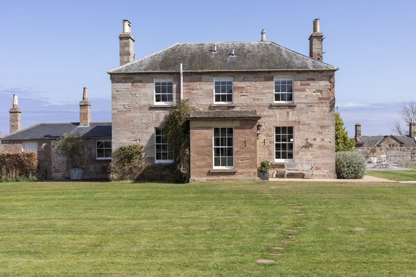 Seaview House - front aspect of the stylish farmhouse