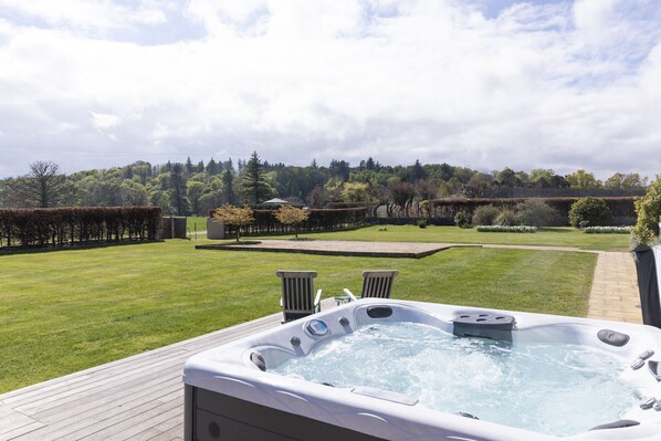 Seaview House - relax in the large hot tub