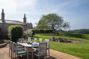 Seaview House - outdoor dining with splendid views