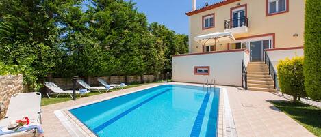 The villa is embellished with a 32 m2 private swimming pool