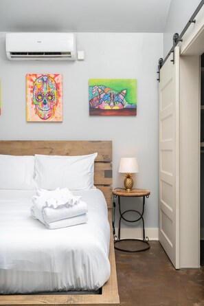 Bedroom 1 (Queen Bed)