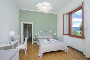 Bedroom with double bed and single bed