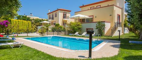 The villa is embellished with a 32 m2 private swimming pool
 