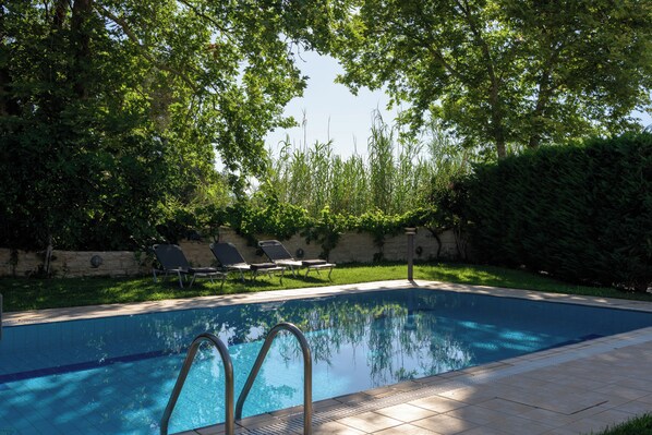The location of this luxury home is ideal for those who wish to relax.