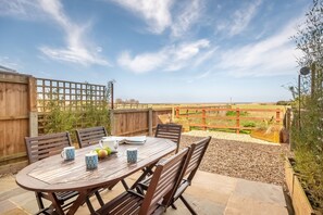 Twitchers Cottage, Titchwell: Garden furniture for dining al fresco